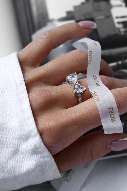 Каблучка CRYSTAL BOW — бант із цирконію на руці